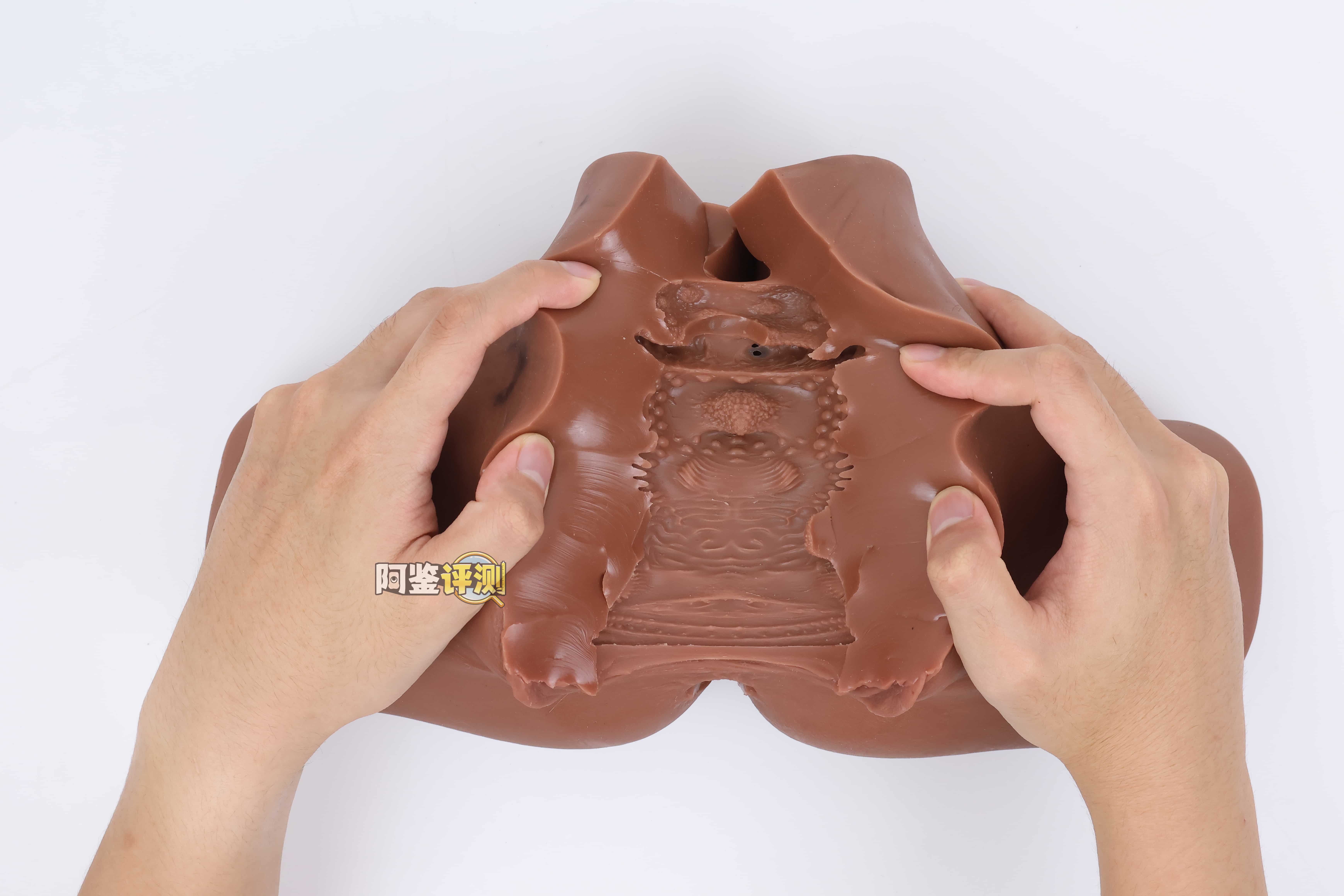 muni——“埃及艳后”评测！一字马开腿型的黑皮小臀模，因为双通道太接近导致末端出现了开裂