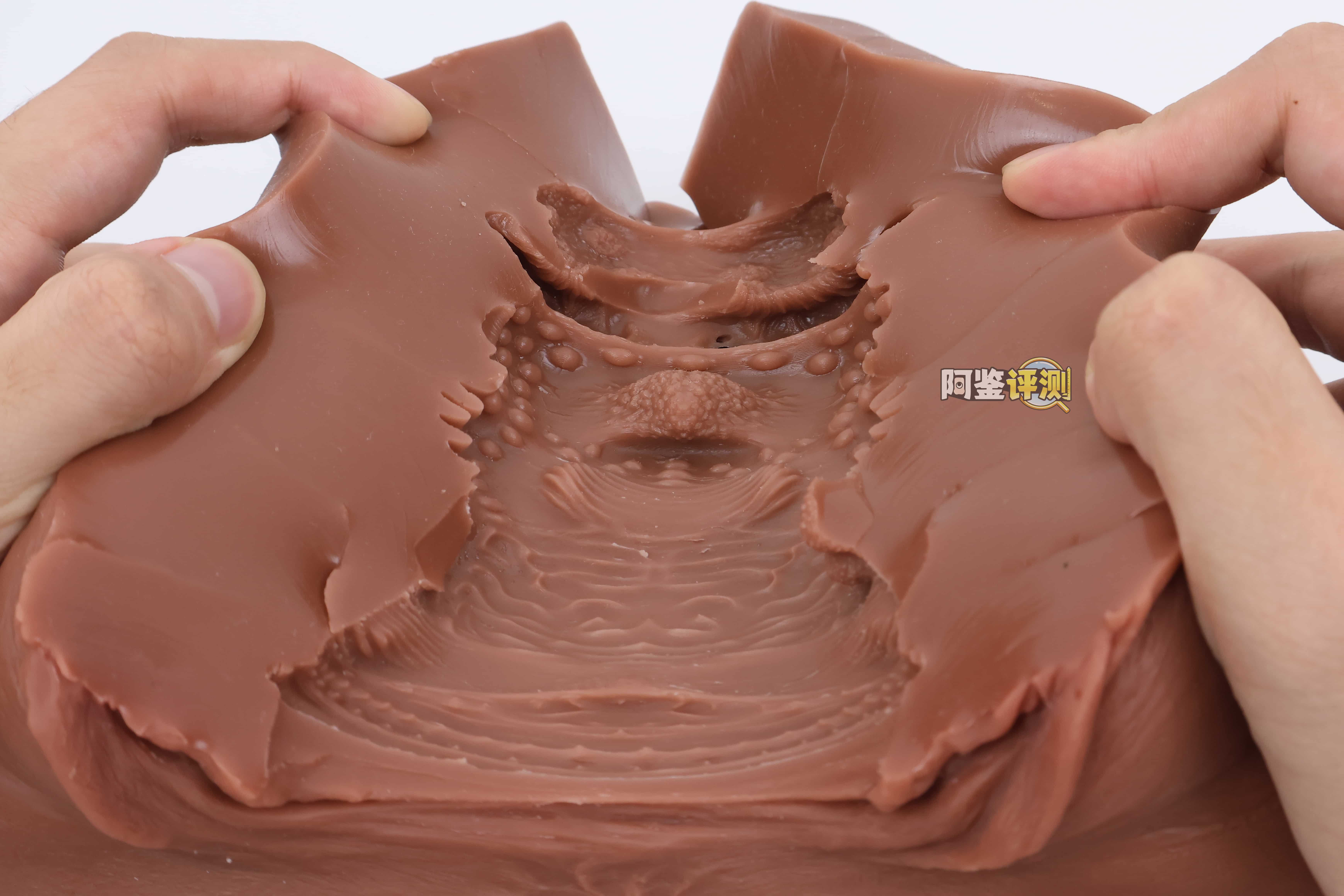 muni——“埃及艳后”评测！一字马开腿型的黑皮小臀模，因为双通道太接近导致末端出现了开裂